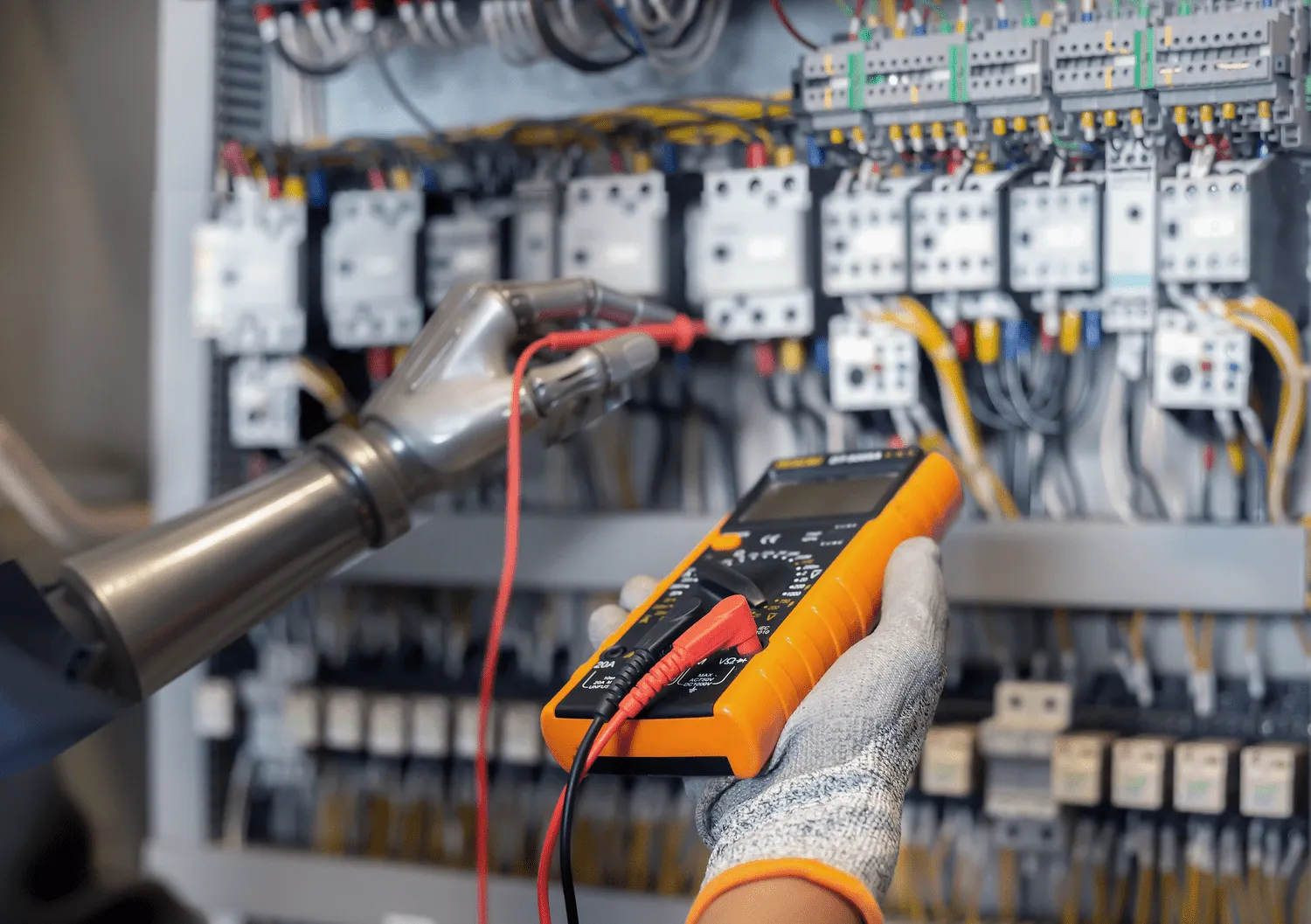 Ein Roboter prüft mit einem Multimeter die technische Gebäudeausrüstung – ein Sinnbild für Software, die KI-Erkenntnisse mit realer Instandhaltungsarbeit verbindet.