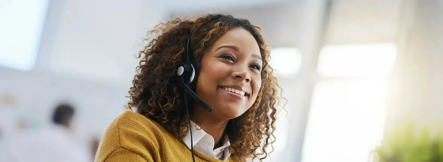 Servicemitarbeiterin mit Headset